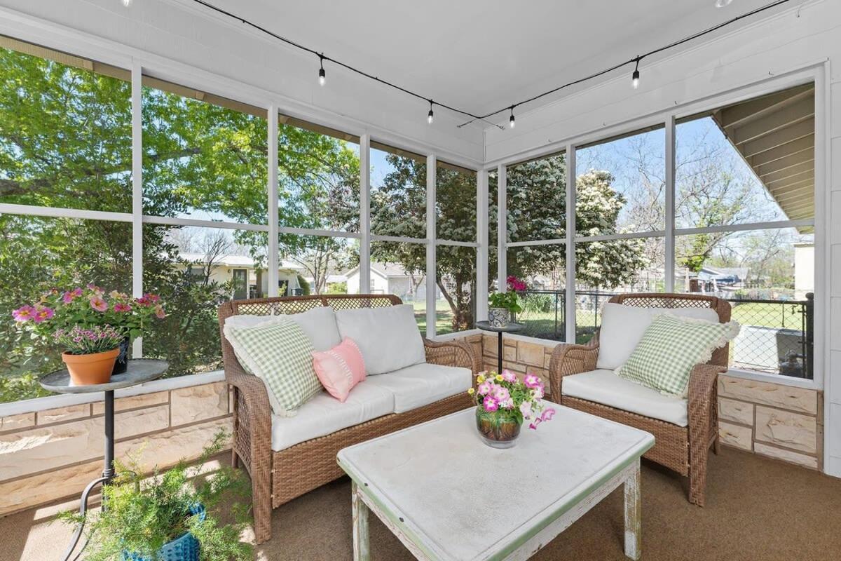 Vintage Veranda - Ping Pong Table & More Fredericksburg Exterior photo